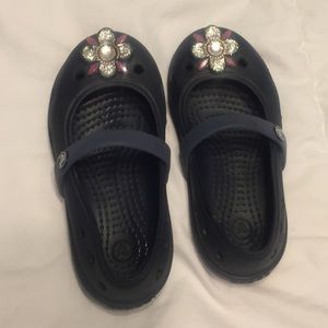Little Girls navy Crocs